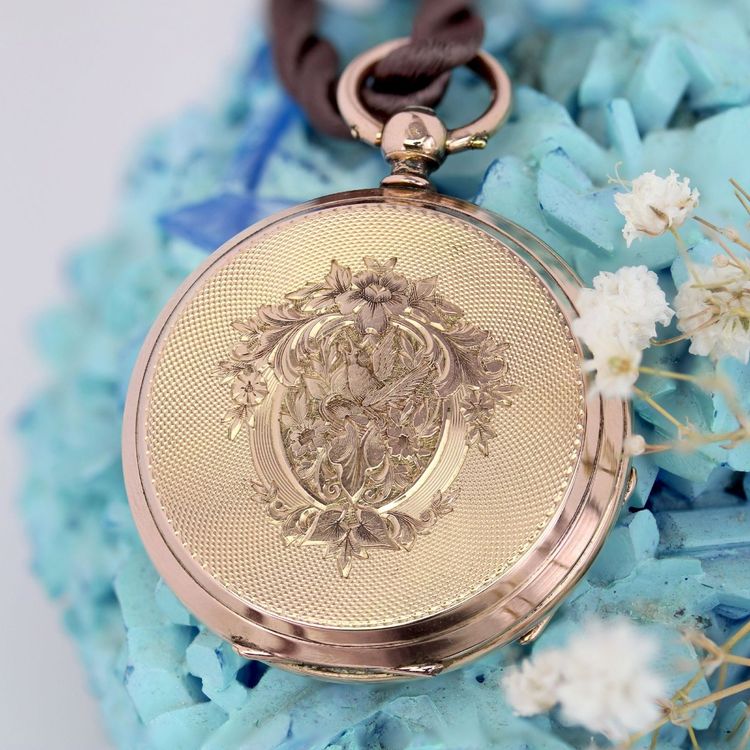 Montre ancienne de col or rose gravé