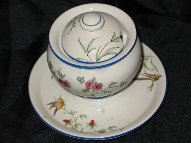 Service de table en faïence fine de Bordeaux décor Nella avec fleurs et oiseaux époque 19ème