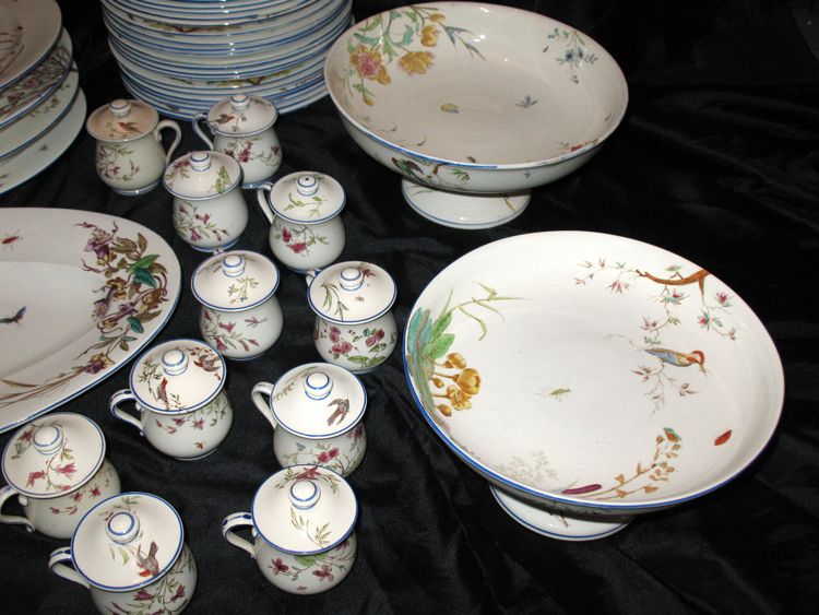 Service de table en faïence fine de Bordeaux décor Nella avec fleurs et oiseaux époque 19ème