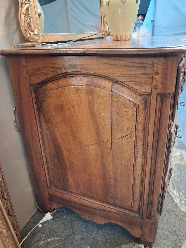Commode XVIII galbée noyer blond massif 