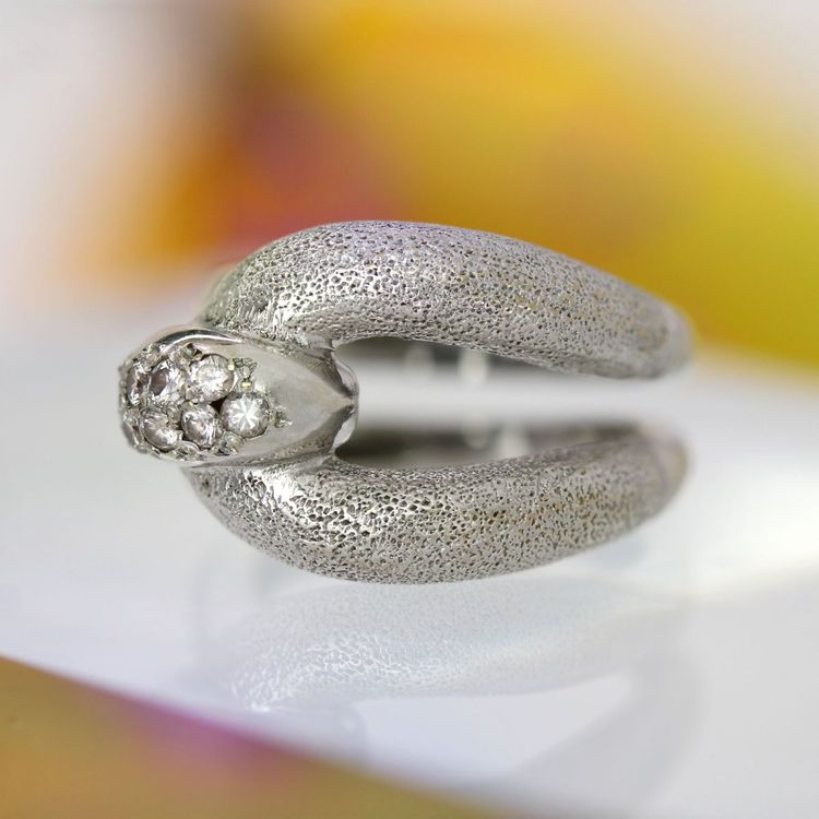 Bague or blanc diamants agrafe