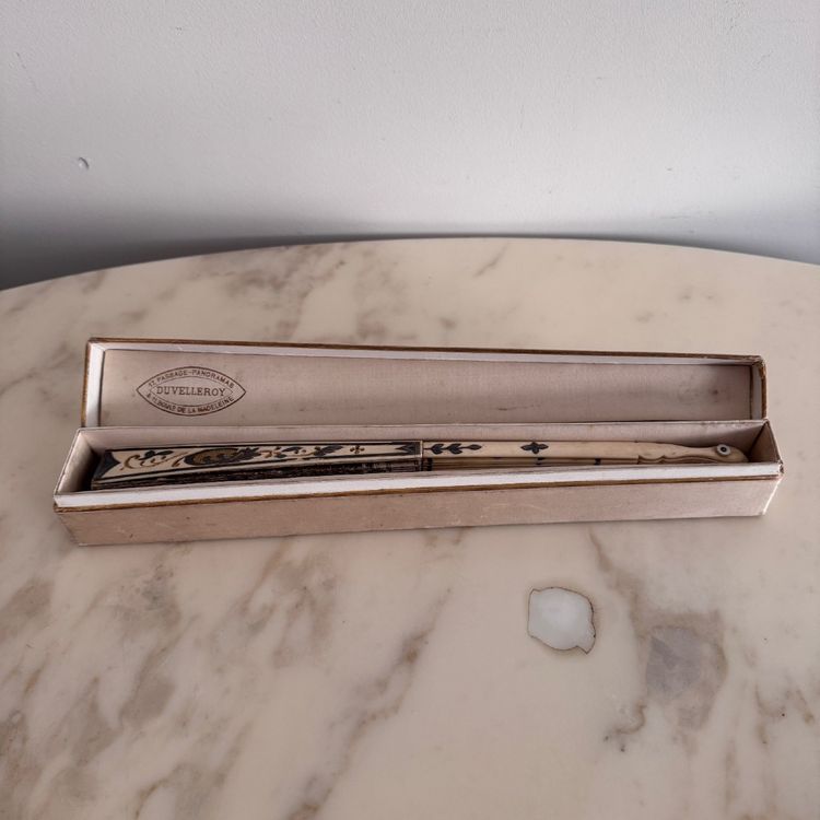 Fan with its original 19th-century box, decorated in chinoiserie style.