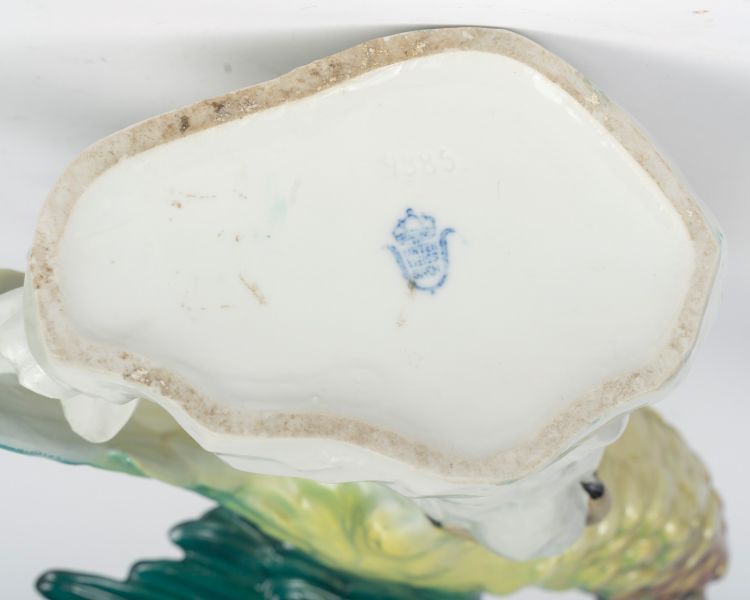 Una scultura in porcellana proveniente da Unter Weiss Bach, Sassonia, inizio XX secolo