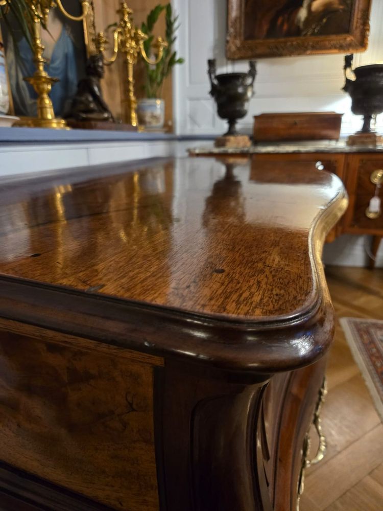 Commode bordelaise en acajou massif, forme tombeau, époque Louis XV, vers 1750