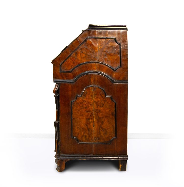 Commode à abattants en placage de loupe de noyer, Lombardie, XVIIIe siècle