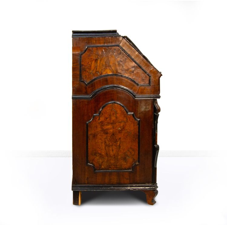 Commode à abattants en placage de loupe de noyer, Lombardie, XVIIIe siècle