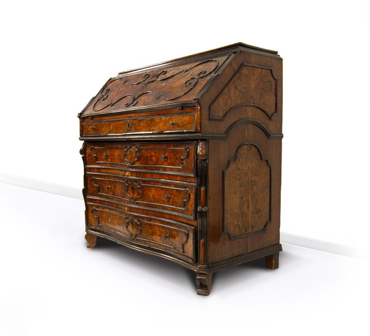 Commode à abattants en placage de loupe de noyer, Lombardie, XVIIIe siècle