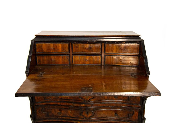 Commode à abattants en placage de loupe de noyer, Lombardie, XVIIIe siècle