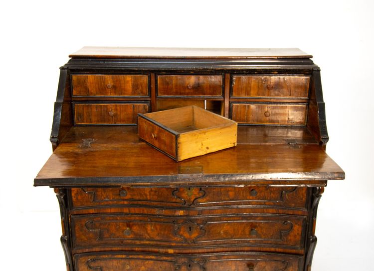 Commode à abattants en placage de loupe de noyer, Lombardie, XVIIIe siècle