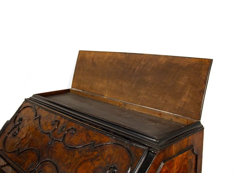 Commode à abattants en placage de loupe de noyer, Lombardie, XVIIIe siècle
