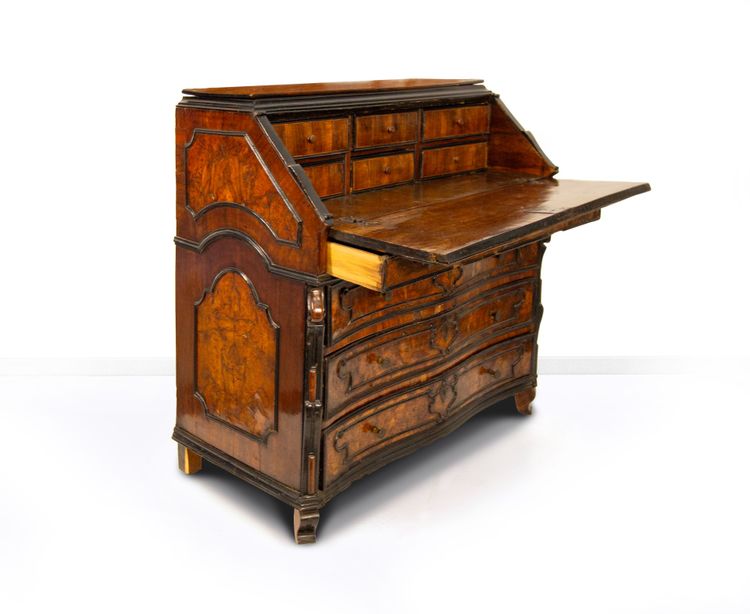 Commode à abattants en placage de loupe de noyer, Lombardie, XVIIIe siècle