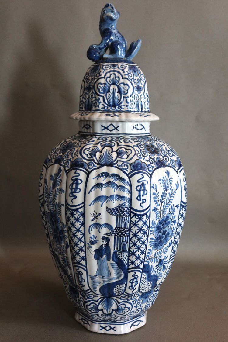 Paire de grandes potiches style Delft