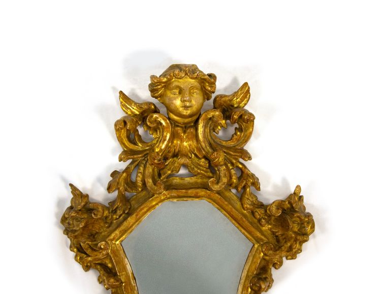 Applique en bois sculpté et doré, XVIIIe siècle