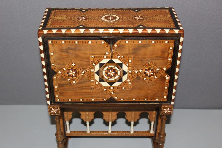 Syrischer Intarsienschrank um 1900