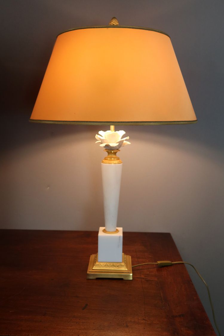 Coppia di lampade in marmo e porcellana