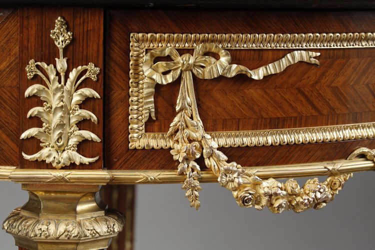 Sockeltisch im Stil Louis XVI.