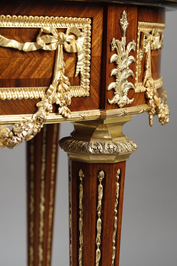 Sockeltisch im Stil Louis XVI.