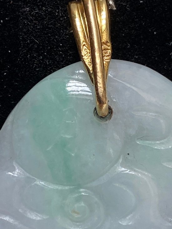 CINESE in giada intagliata e ciondolo in oro