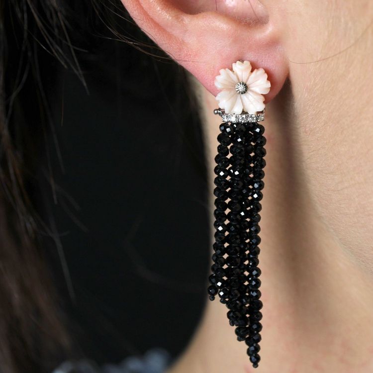 Orecchini pendenti a forma di fiore di corallo con diamanti e spinelli neri