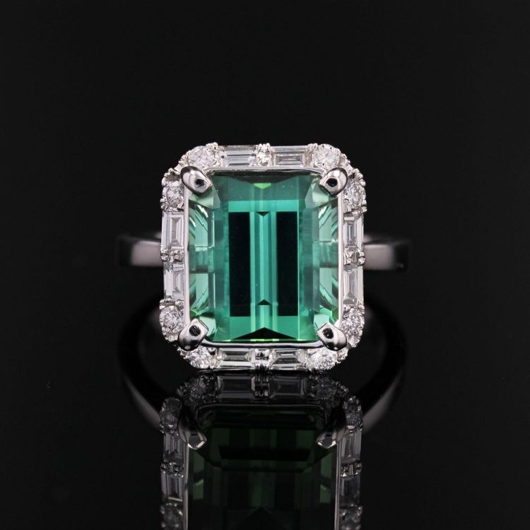 Turmalinring mit Diamanten im Baguette- und Brillantschliff
