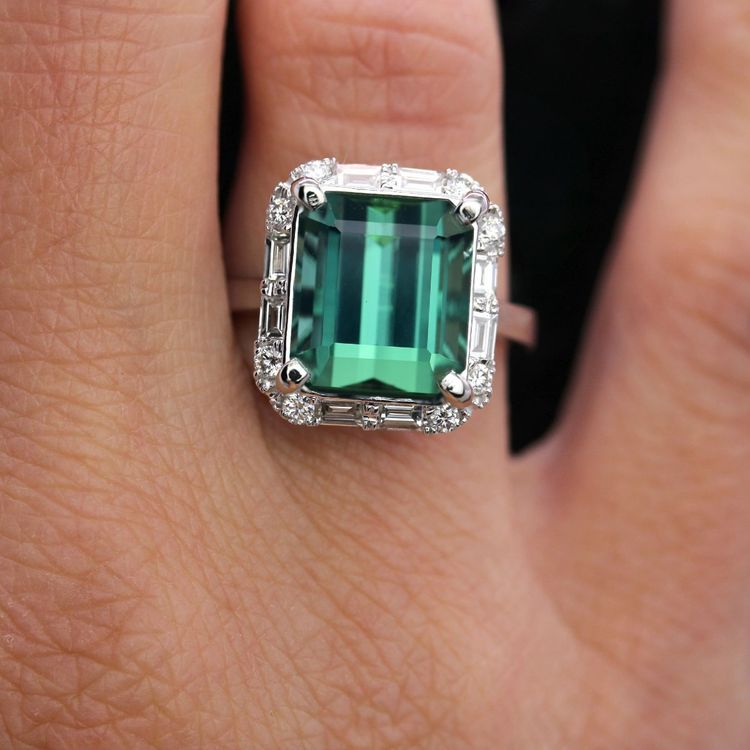 Turmalinring mit Diamanten im Baguette- und Brillantschliff