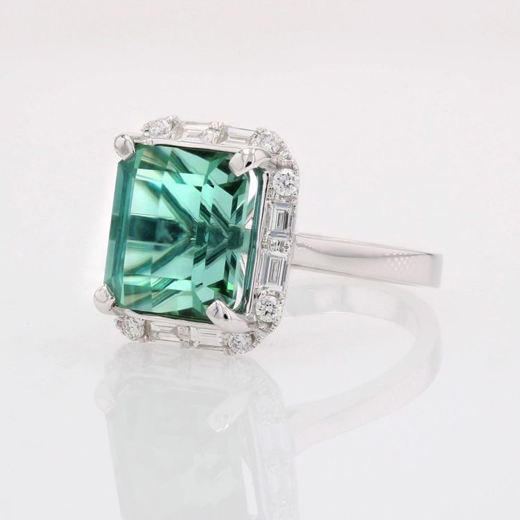 Turmalinring mit Diamanten im Baguette- und Brillantschliff