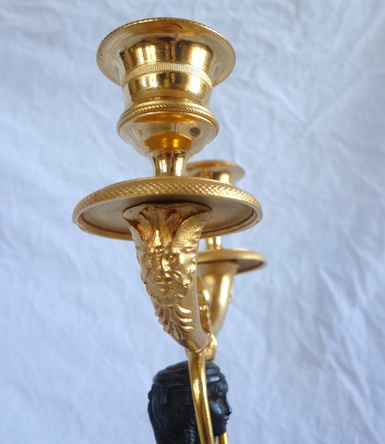 Paire de candélabres d'époque Consulat en bronze patiné et doré - 35,5cm