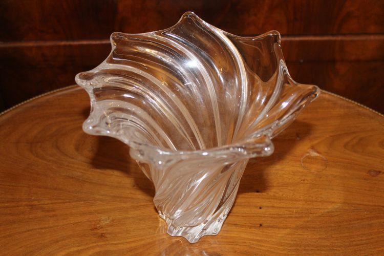20th century crystal vase with flared shape and gadrooned details