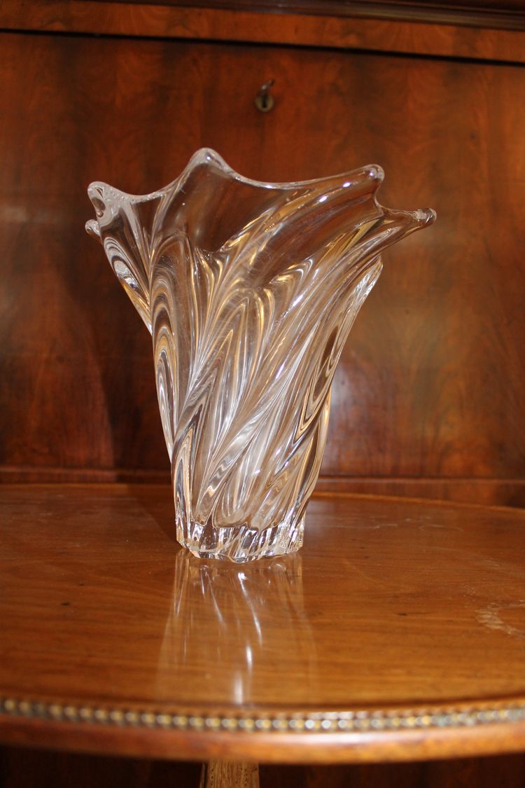 20th century crystal vase with flared shape and gadrooned details