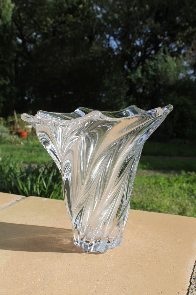 20th century crystal vase with flared shape and gadrooned details