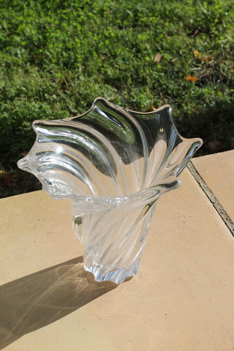 20th century crystal vase with flared shape and gadrooned details