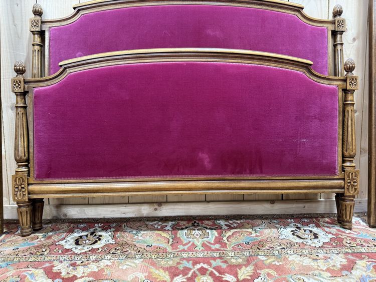 Lit capitonné en velours de style Louis XVI
