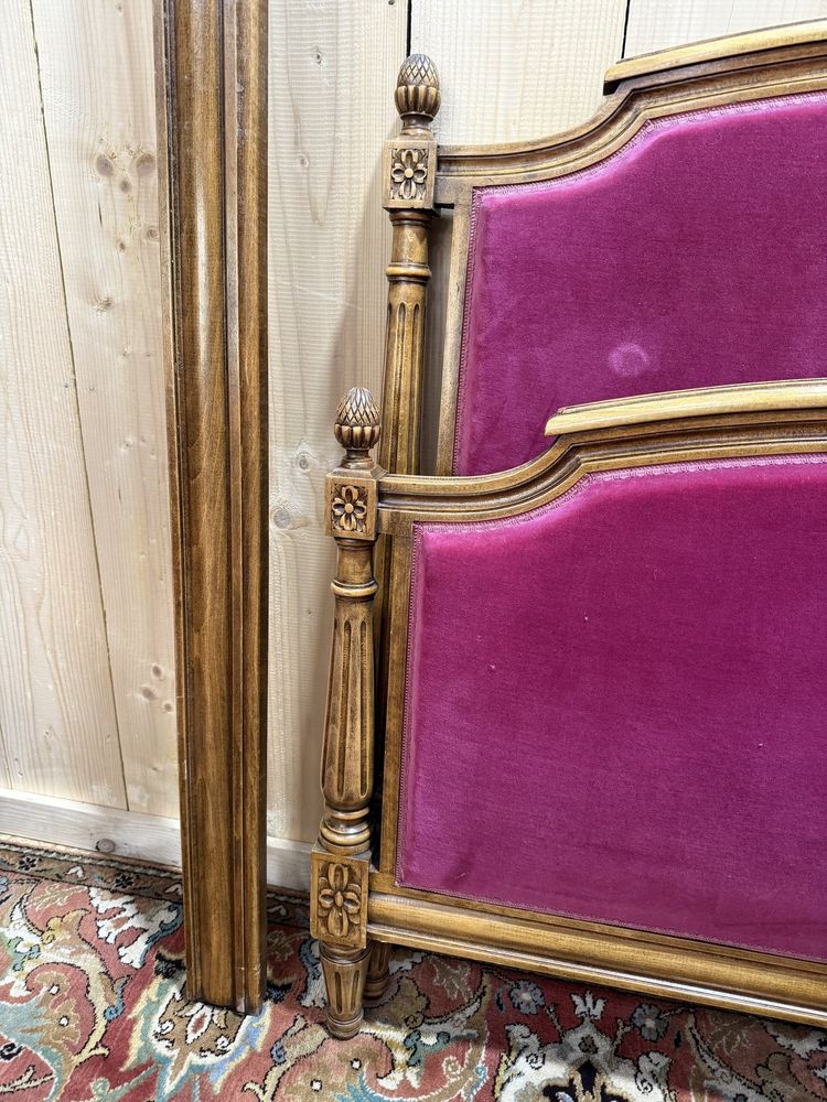 Lit capitonné en velours de style Louis XVI
