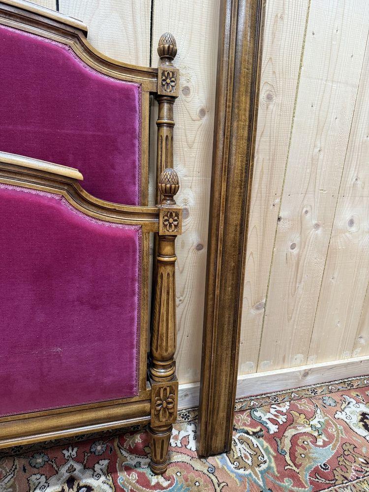 Lit capitonné en velours de style Louis XVI