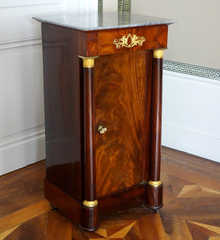 Somno / Comodino in stile Impero con colonne, mogano, bronzi dorati al mercurio, marmo turquin