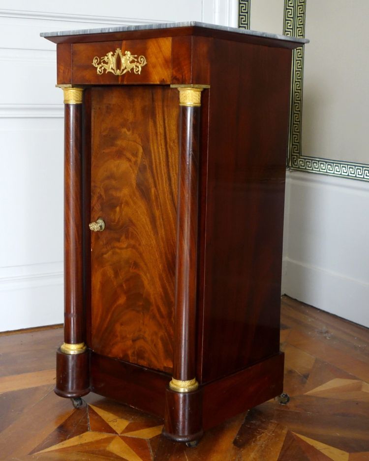 Somno / Comodino in stile Impero con colonne, mogano, bronzi dorati al mercurio, marmo turquin
