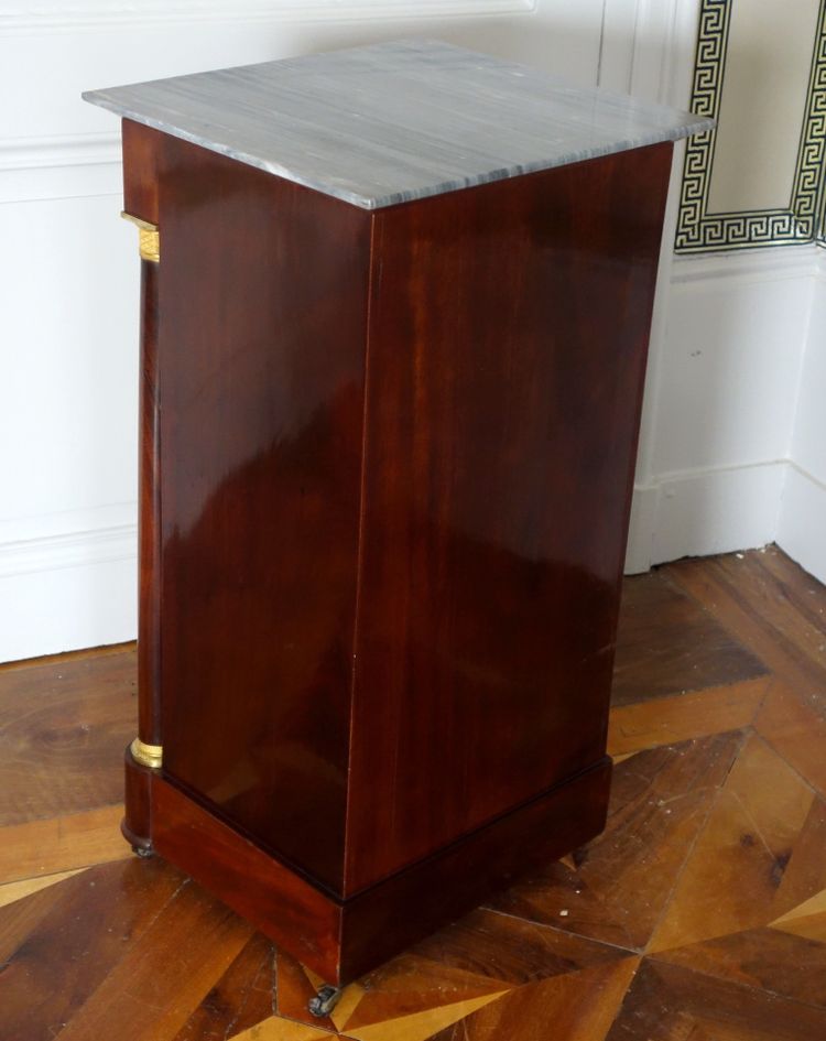 Somno / Comodino in stile Impero con colonne, mogano, bronzi dorati al mercurio, marmo turquin