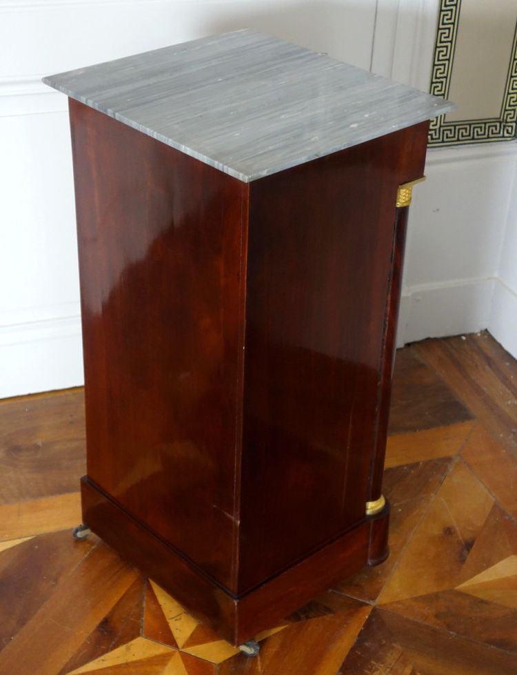 Somno / Comodino in stile Impero con colonne, mogano, bronzi dorati al mercurio, marmo turquin