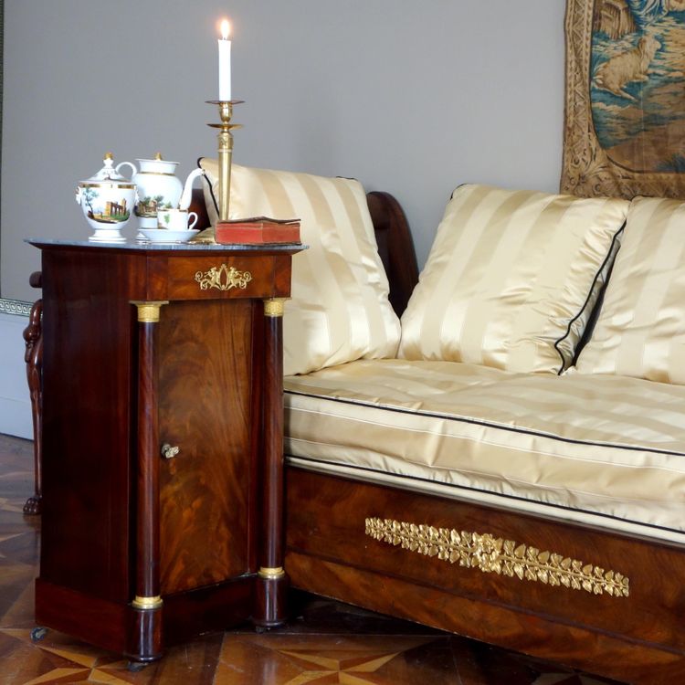 Somno / Comodino in stile Impero con colonne, mogano, bronzi dorati al mercurio, marmo turquin