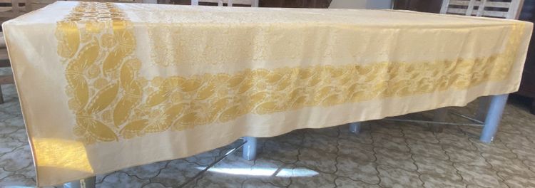 Nappe et ses 12 serviettes de table – reflet or sur fond crème   