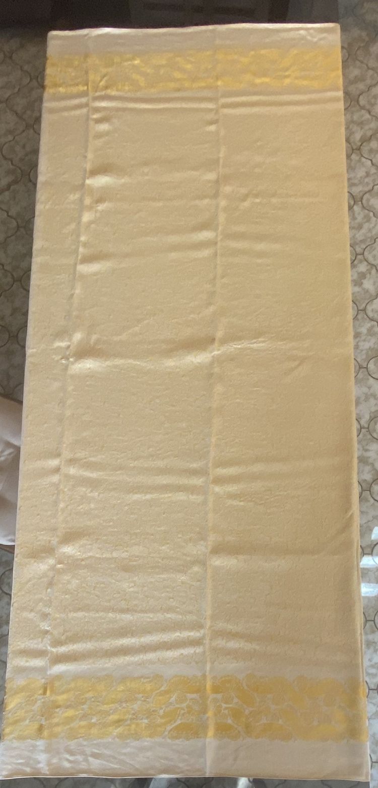 Nappe et ses 12 serviettes de table – reflet or sur fond crème   