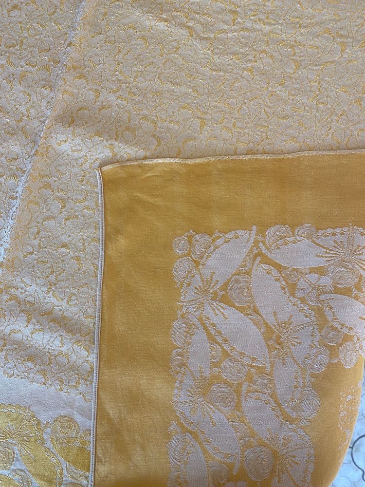 Nappe et ses 12 serviettes de table – reflet or sur fond crème   