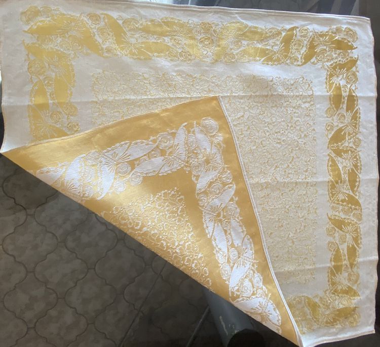 Nappe et ses 12 serviettes de table – reflet or sur fond crème   