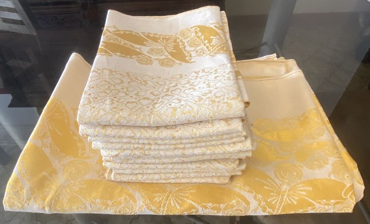 Nappe et ses 12 serviettes de table – reflet or sur fond crème   