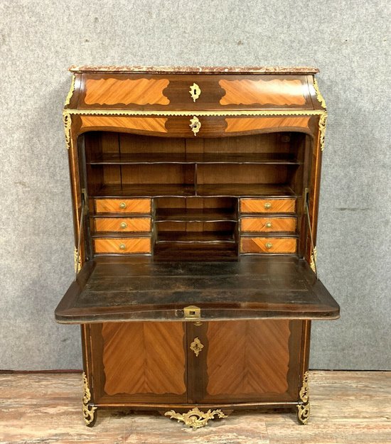 Pariser Sekretär Ludwig XV. In Intarsien aus edlen Hölzern um 1750