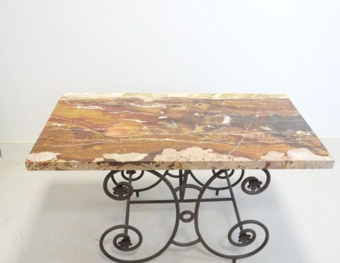 Table  dit de boucher plateau  marbre et pied fer forgé  
