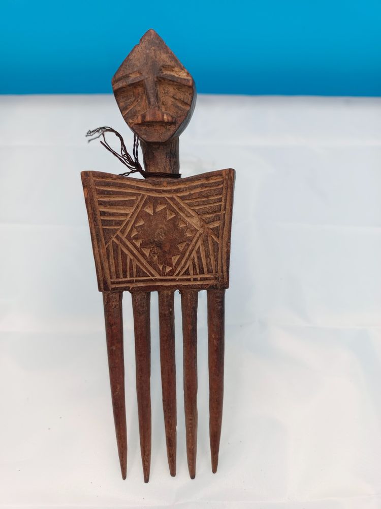 Figürlicher Kamm mit Griff – Luba aus Ober-Katanga oder Kasai