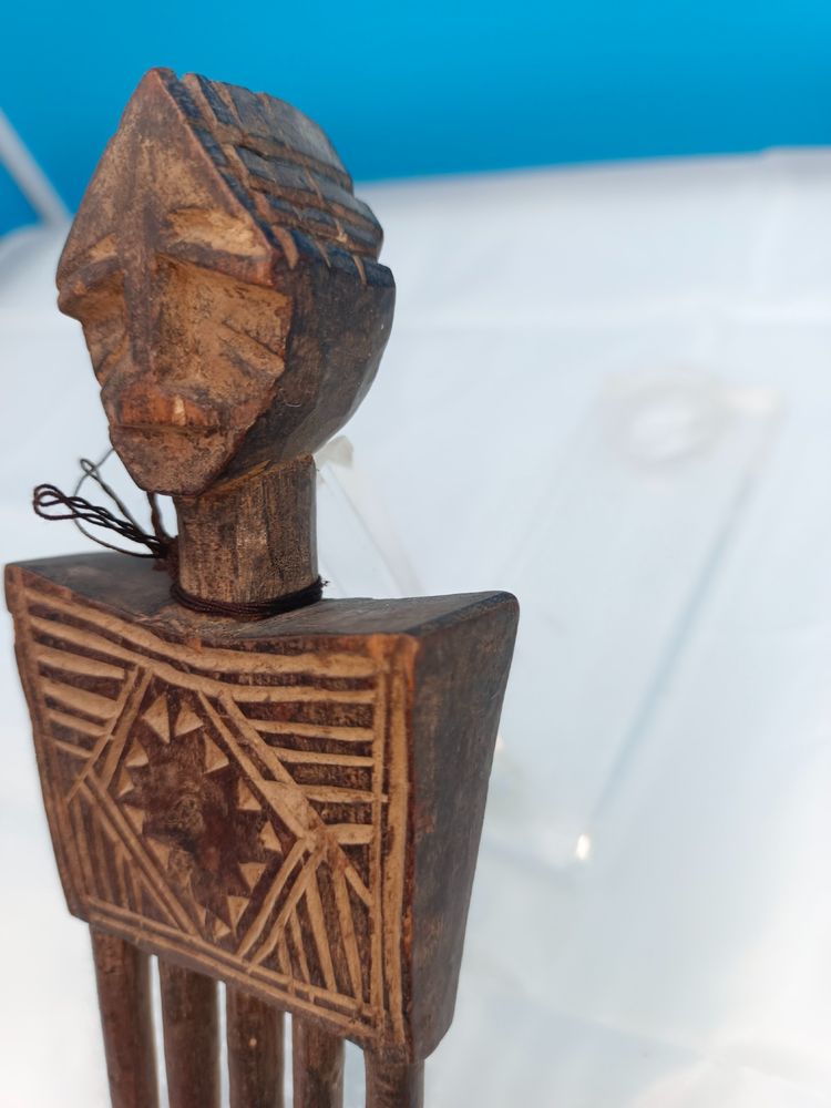 Figürlicher Kamm mit Griff – Luba aus Ober-Katanga oder Kasai