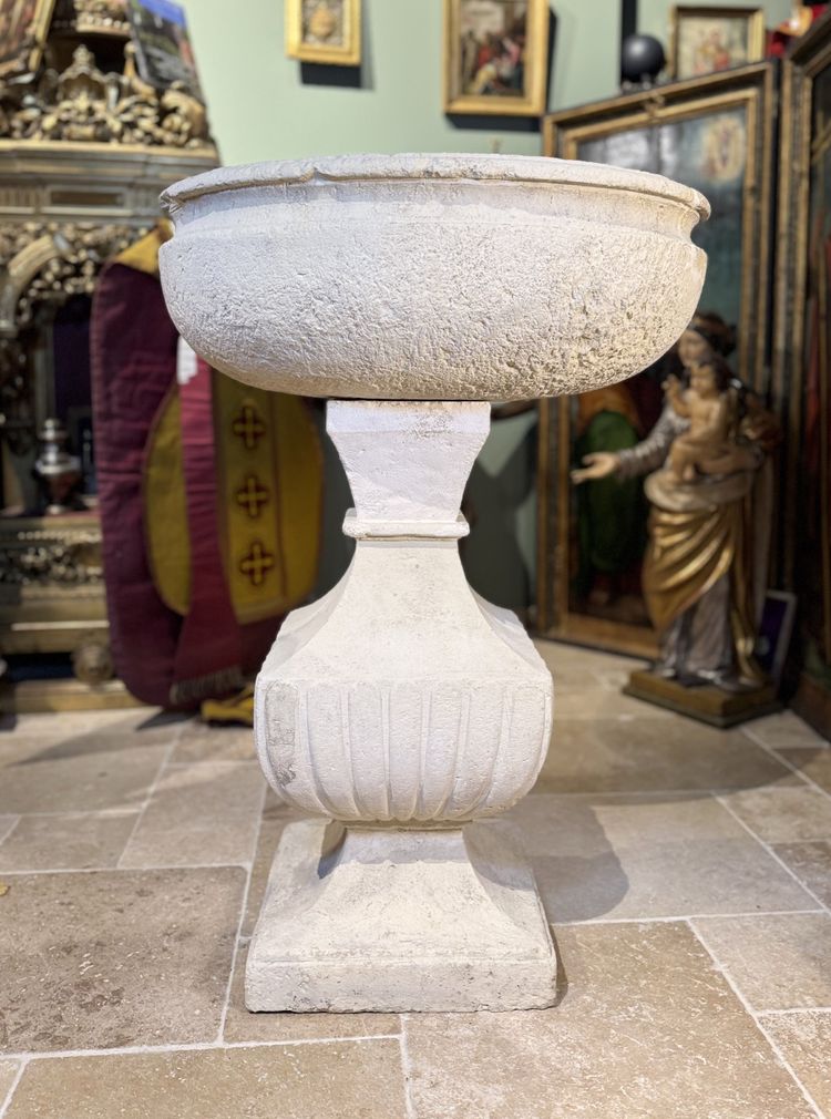 Imponente acquasantiera in pietra - XVII secolo