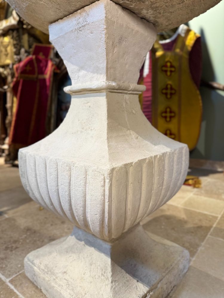 Imponente acquasantiera in pietra - XVII secolo